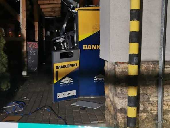 Poškodený bankomat v Bešeňovej.