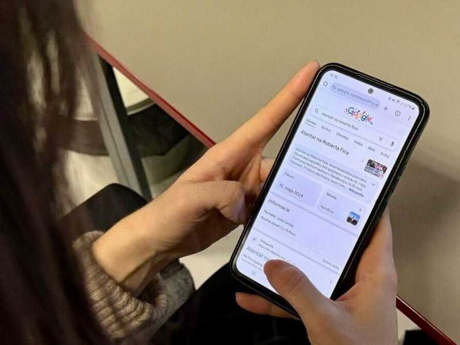 žena vyhľadáva v telefóne