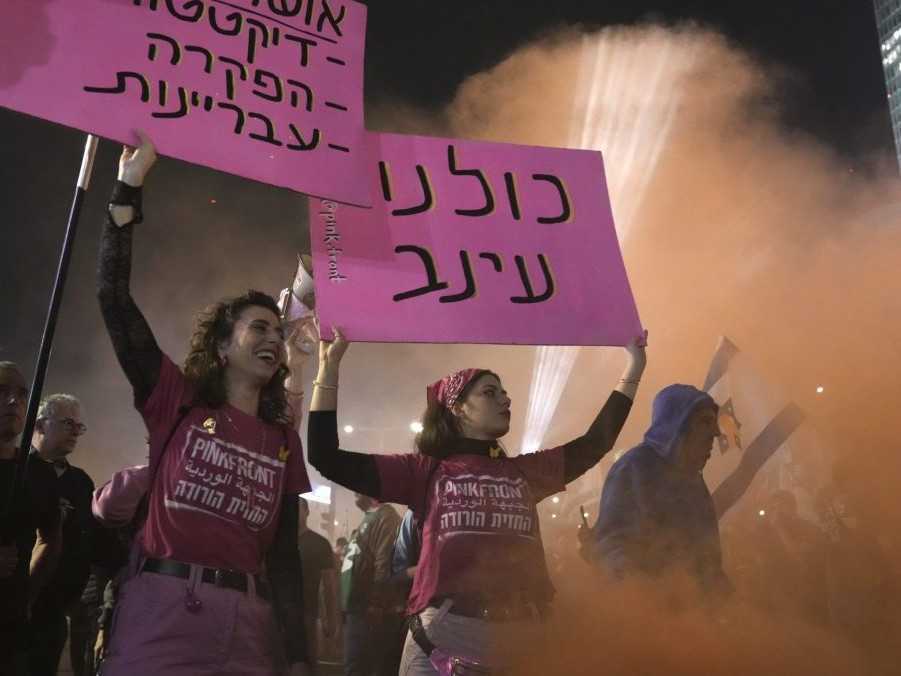 Izraelčania protestujú proti vláde premiéra Benjamina Netanjahua a žiadajú prepustenie rukojemníkov, ktorých v pásme Gazy zadržiava militantná skupina Hamas.