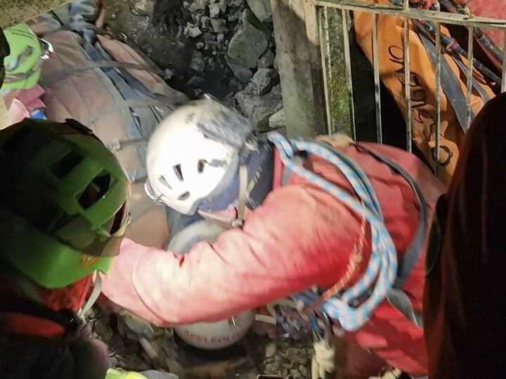 Na snímke záchranná akcia uviaznutej ženy v jaskyni.