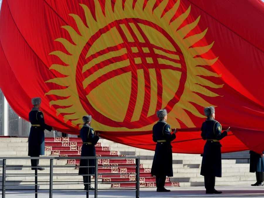 Ilustračná snímka kirgizskej vlajky.