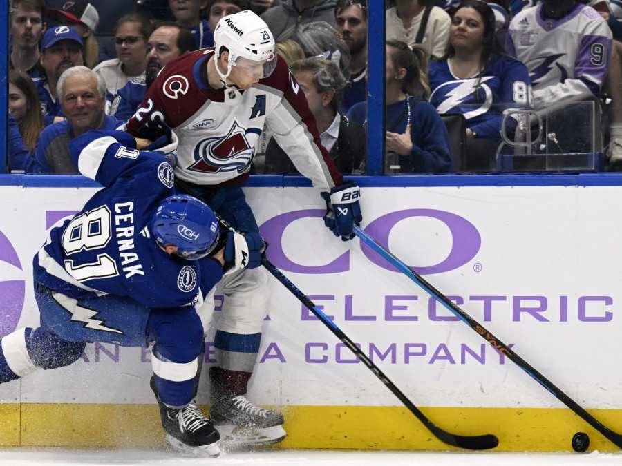 Obranca Tampy Bay Lightning Erik Černák a center Colorada Avalanche Nathan MacKinnon.