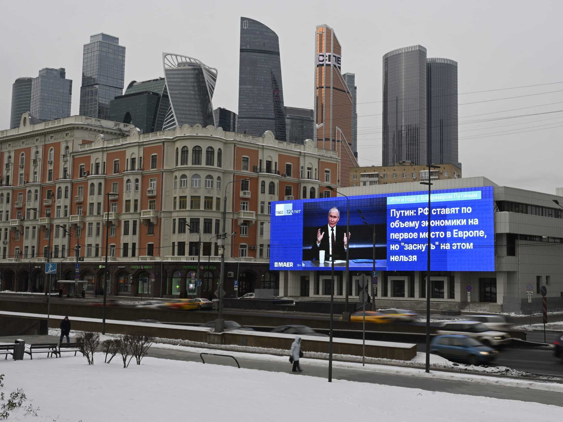 Panoráma Moskvy s elektronickým bilbordom, na ktorom je Vladimir Putin.