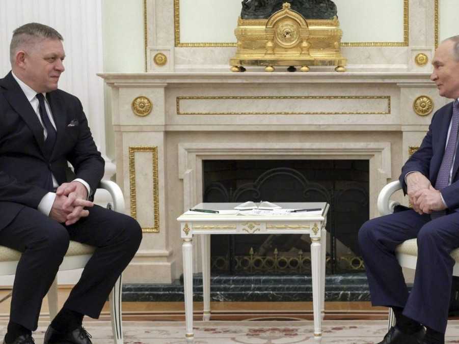 Vladimir Putin a Robert Fico počas stretnutia v Moskve.