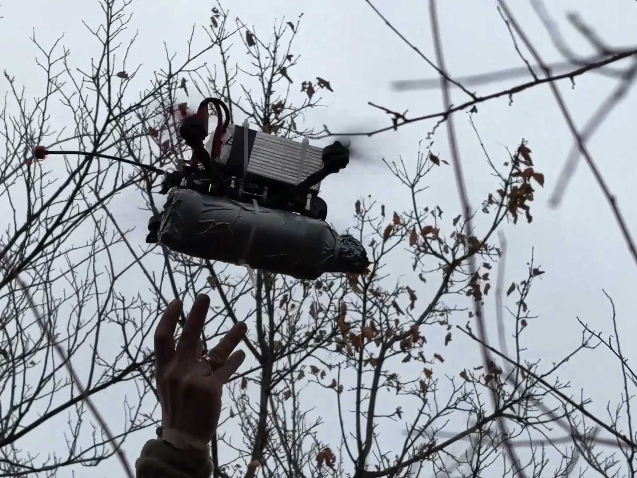 Ilustračná snímka toho, ako ruský vojak vypúšťa dron smerom na Ukrajinu.