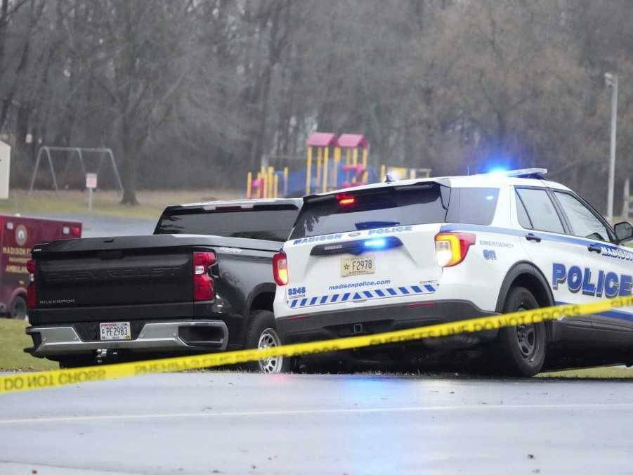 Pohotovostné vozidlá stoja pred kresťanskou školou Abundant Life v Madisone po streľbe.