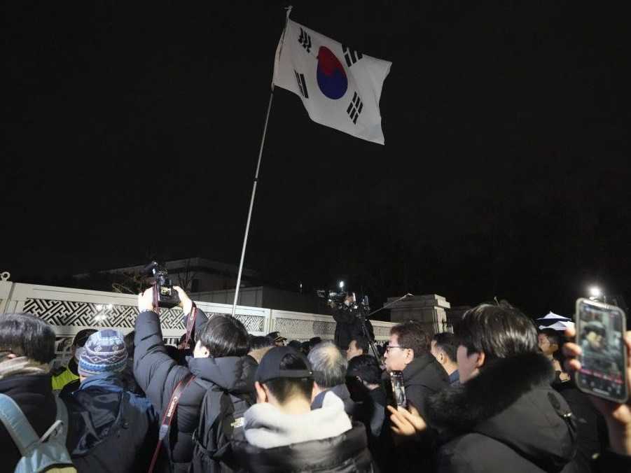 Ľudia sa snažia vstúpiť do budovy parlamentu v Soule.