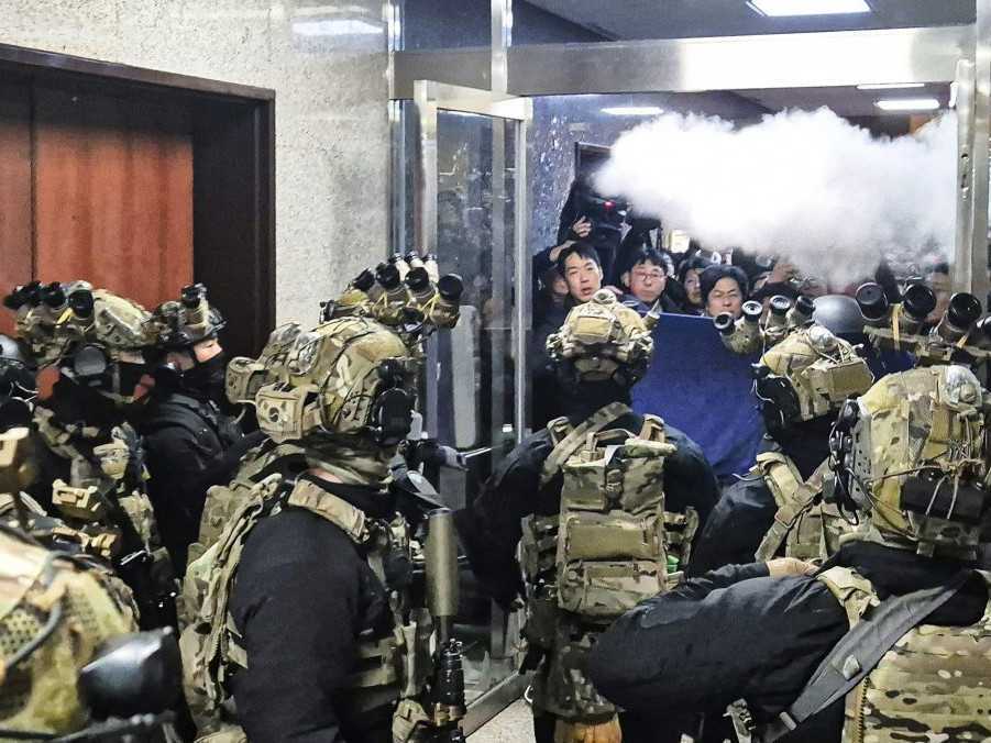 Na snímke juhokórejskí vojaci počas vyhláseného stanného práva.