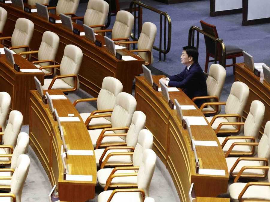 Člen strany PPP v rokovacej sále.