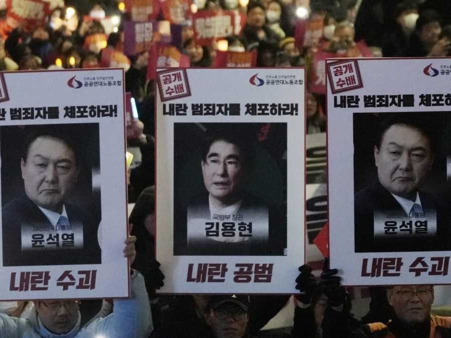 Protestujúci s podobizňami juhokórejského prezidenta Jun Sok-jola a bývalého juhokórejského ministra obrany Kim Jong-hjuna (uprostred).