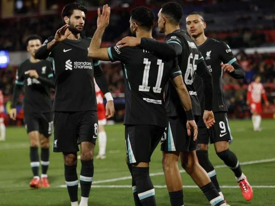 Hráč Liverpoolu Mohamed Salah (11) sa raduje so spoluhráčmi.