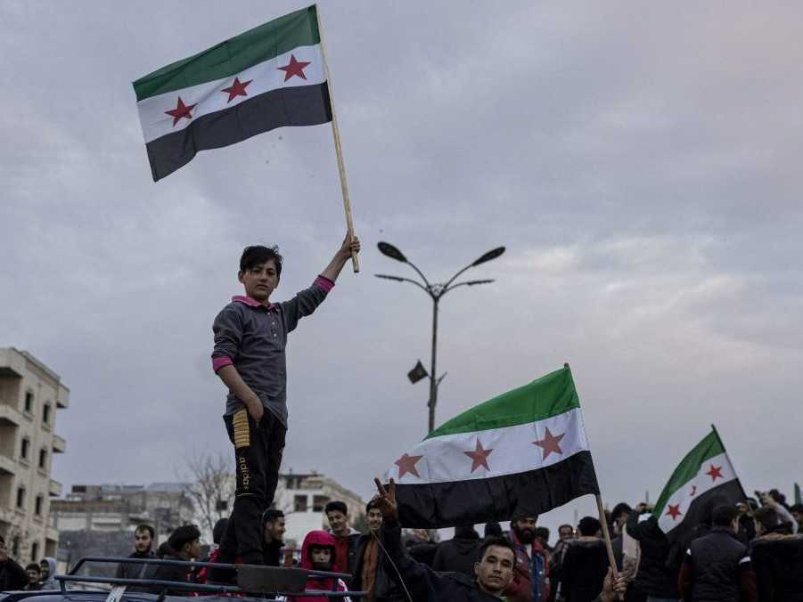 Sýrčania oslavujú pád vlády.