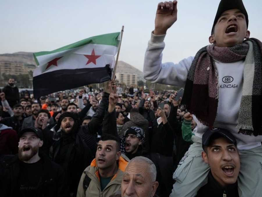 Ľudia počas osláv obsadenia mesta povstalcami v sýrskom Damasku.