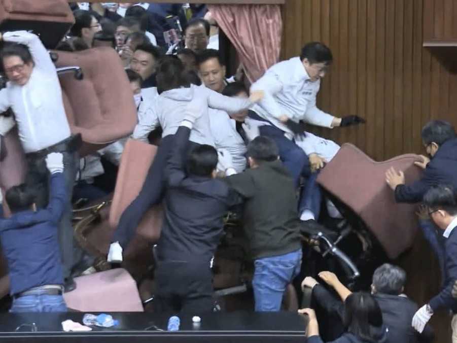 Na snímke potýčka taiwanských zákonodarcov.