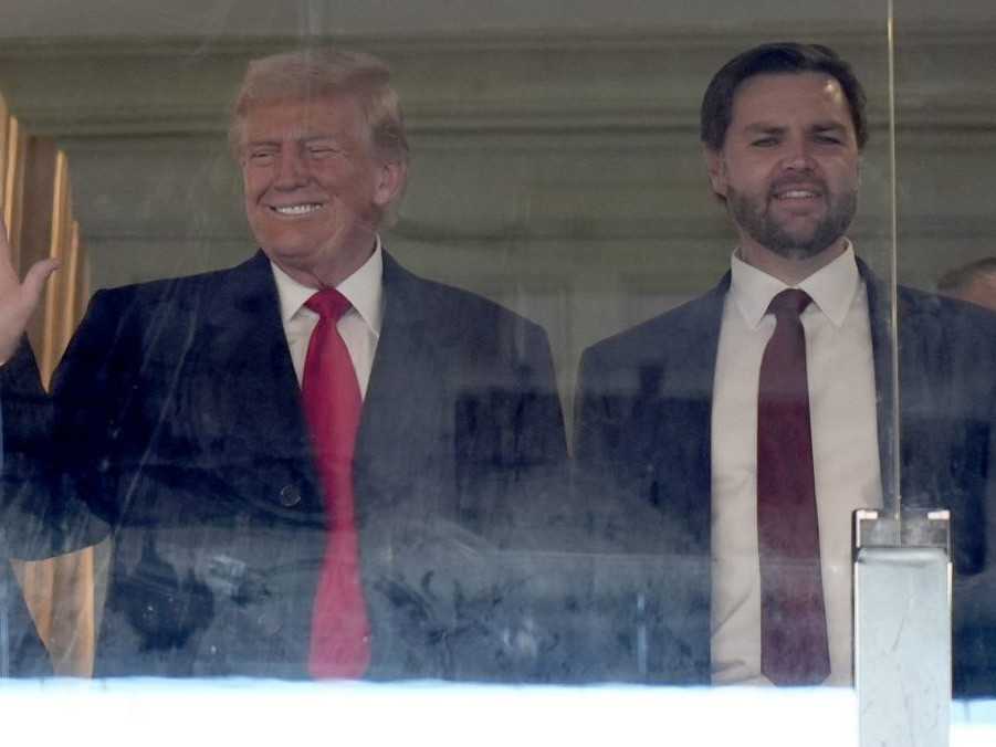 Na snímke Donald a J.D. Vance.