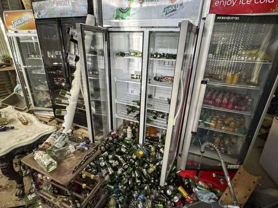 Na snímke zničený obchod vo Vanuatu.