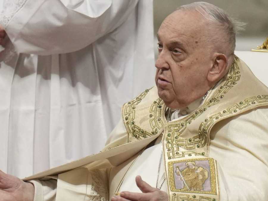 Pápež František celebruje bohoslužbu na Štedrý večer v Bazilike svätého Petra vo Vatikáne v utorok 24. decembra 2024.