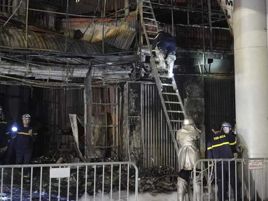 Jedenásť ľudí v stredu večer zomrelo pri požiari v kaviarni v Hanoji, uviedlo vietnamské ministerstvo verejnej bezpečnosti podľa agentúry Reuters. Polícia zatkla jedného muža, ktorý je podozrivý, že požiar založil. Podľa polície sa tento človek priznal, že na založenie ohňa na prízemí trojposchodovej kaviarne použil benzín. Predtým sa pohádal s jej zamestnancami. Sedem ľudí sa podarilo zachrániť, dvoch odviezli do nemocnice. Agentúra AFP o podniku píše ako o karaoke bare.