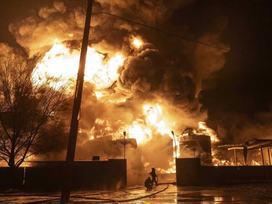 Hasiči hasia požiar po ruskom útoku na obytnú štvrť v Charkove.