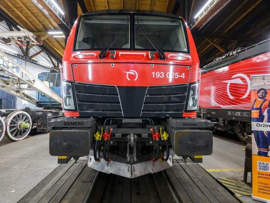 Na snímke predstavenie prvých nových rušňov do diaľkovej dopravy Siemens Vectron.