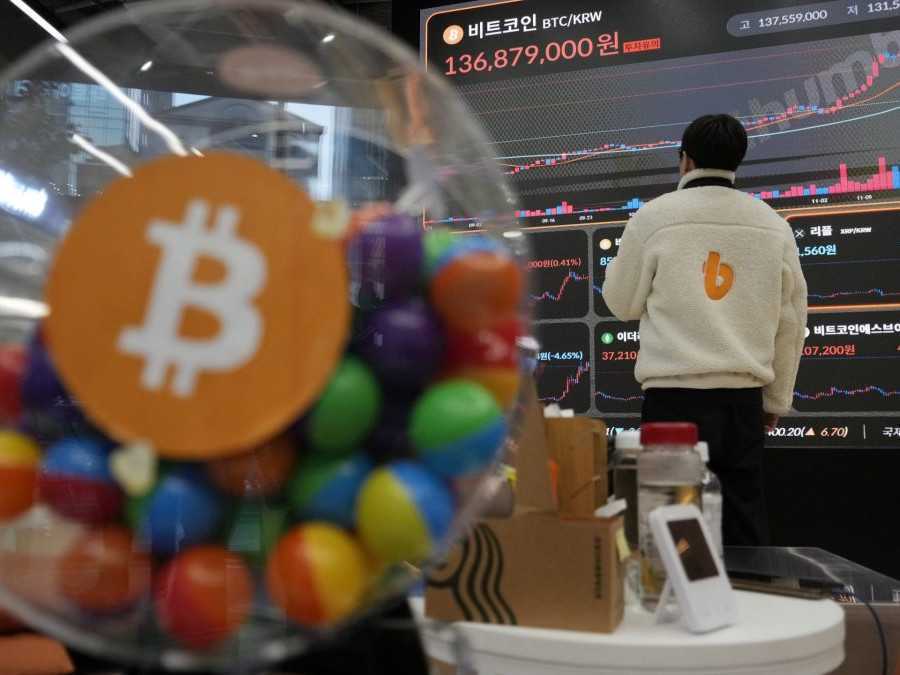 Zamestnanec sleduje elektronickú tabuľu zobrazujúcu ceny Bitcoinu a ďalších kryptomien v hale burzy kryptomien Bithumb v Soule v Južnej Kórei.