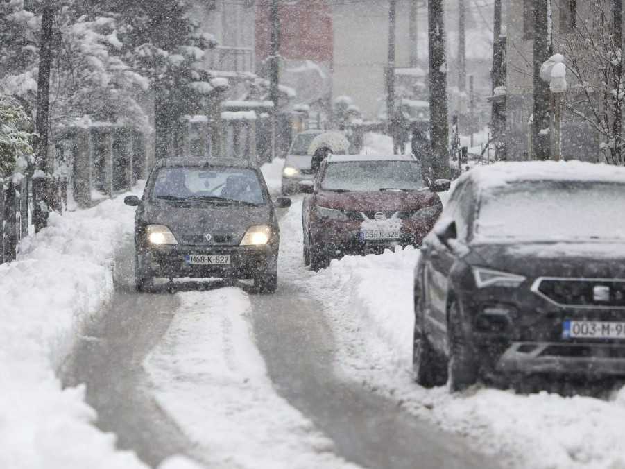 autá na zasneženej ceste