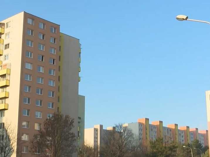 Na ilustračnej snímke panelák v Nitre.