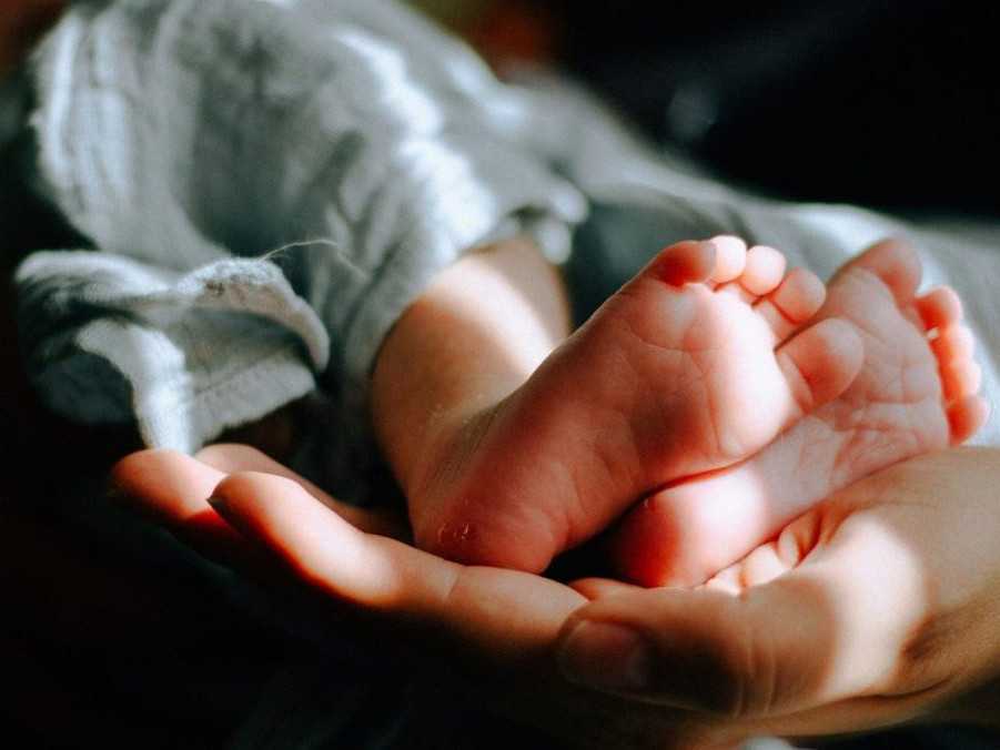 na ilustračnej snímke nohy batoľaťa.