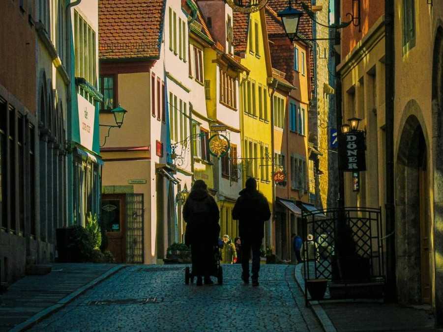 Ulica v nemeckom meste Rothenburg ob der Tauber.