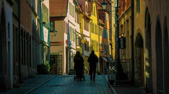 Ulica v nemeckom meste Rothenburg ob der Tauber.