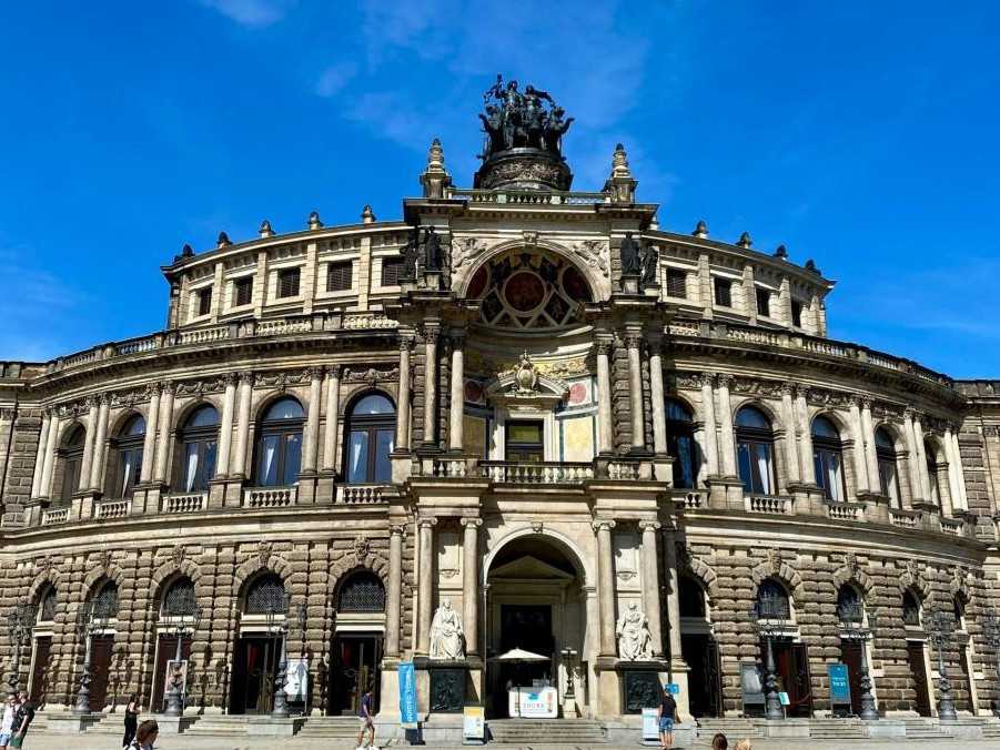 Na ilustračnej snímke budovy opery v Drážďanoch.