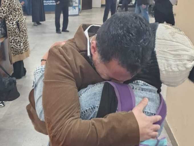 Na snímke otec objíma dcéru evakuovanú z Gazy.