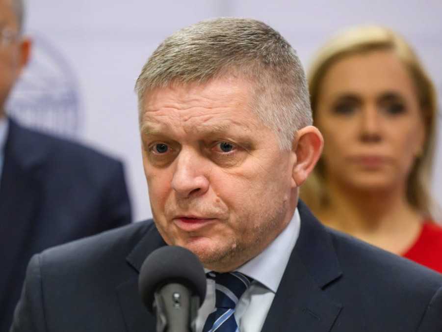 Premiér Robert Fico (Smer-SD).