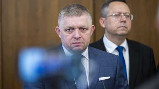 Na snímke zľava premiér SR Robert Fico (Smer-SD) a minister financií SR Ladislav Kamenický (Smer-SD).