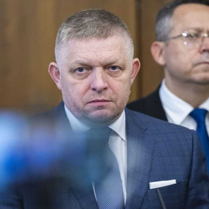 Na snímke zľava premiér SR Robert Fico (Smer-SD) a minister financií SR Ladislav Kamenický (Smer-SD).
