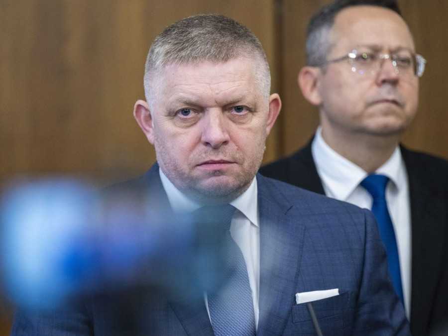 Na snímke zľava premiér SR Robert Fico (Smer-SD) a minister financií SR Ladislav Kamenický (Smer-SD).