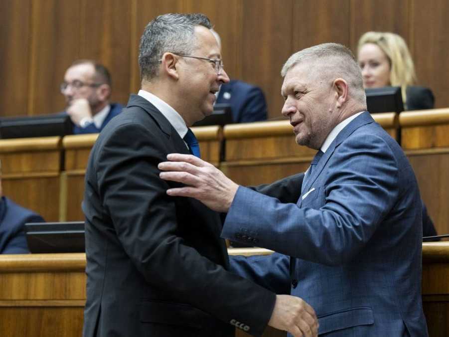 Na snímke Ladislav Kamenický a Robert Fico.