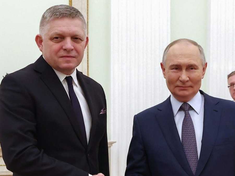 Na snímke Robert Fico na stretnutí s Vladimirom Putinom.