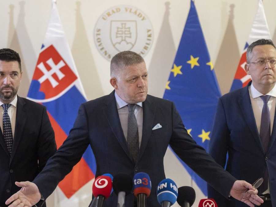 Na snímke Richard Takáč, Robert Fico a Ladislav Kamenický.