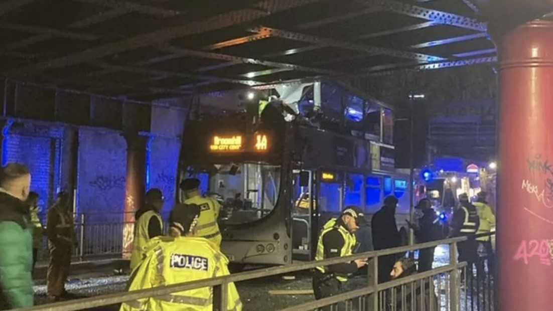 Glasgow: Dvojposchodový autobus narazil do železničného mosta - Správy STVR