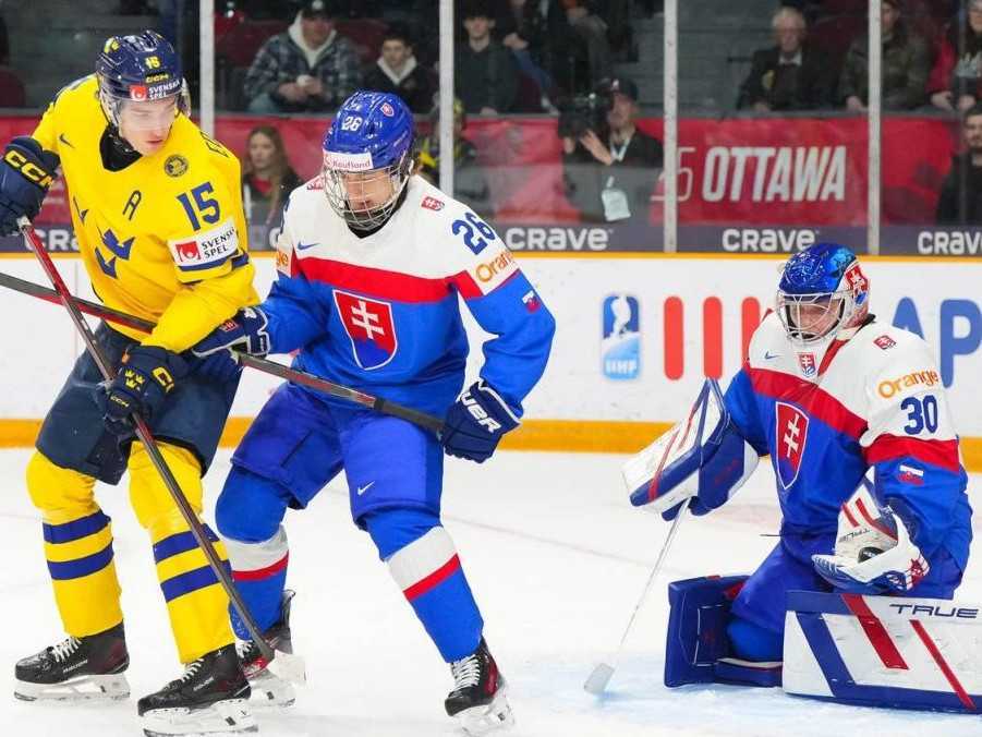 Favorita nezaskočili: Slováci vstupujú do juniorského šampionátu jednoznačnou prehrou so Švédskom