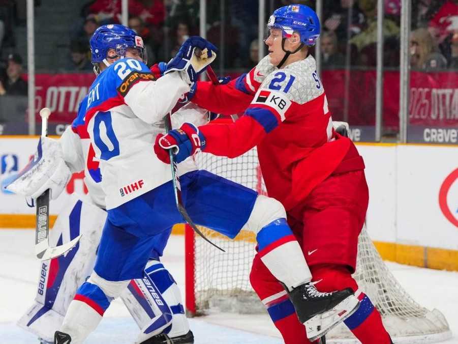 Boli sme lepší tím. Súperovi sme darovali víťazstvo, hodnotia Slováci prehru s Čechmi na MSJ