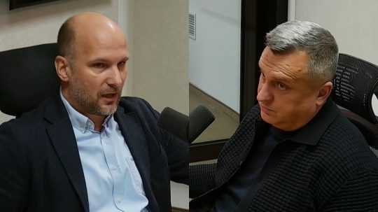 Zľava Gábor Grendel (hnutie Slovensko) a Andrej Danko (SNS) v štúdiu relácie Sobotné dialógy.