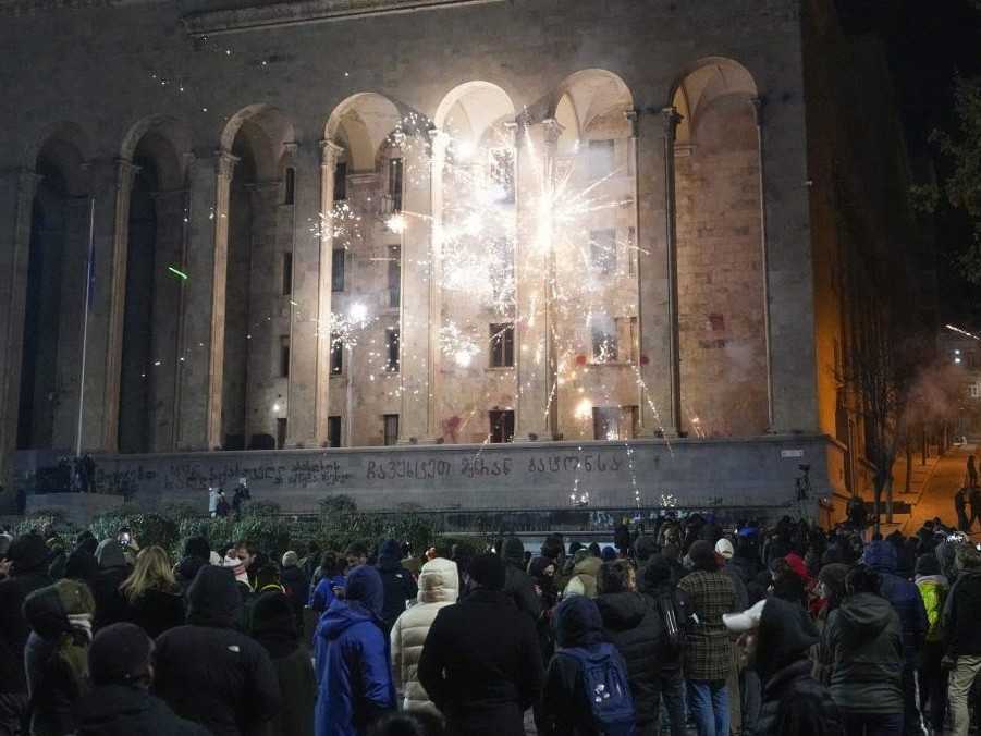 Demonštranti v Tbilisi zapálili pyrotechniku.