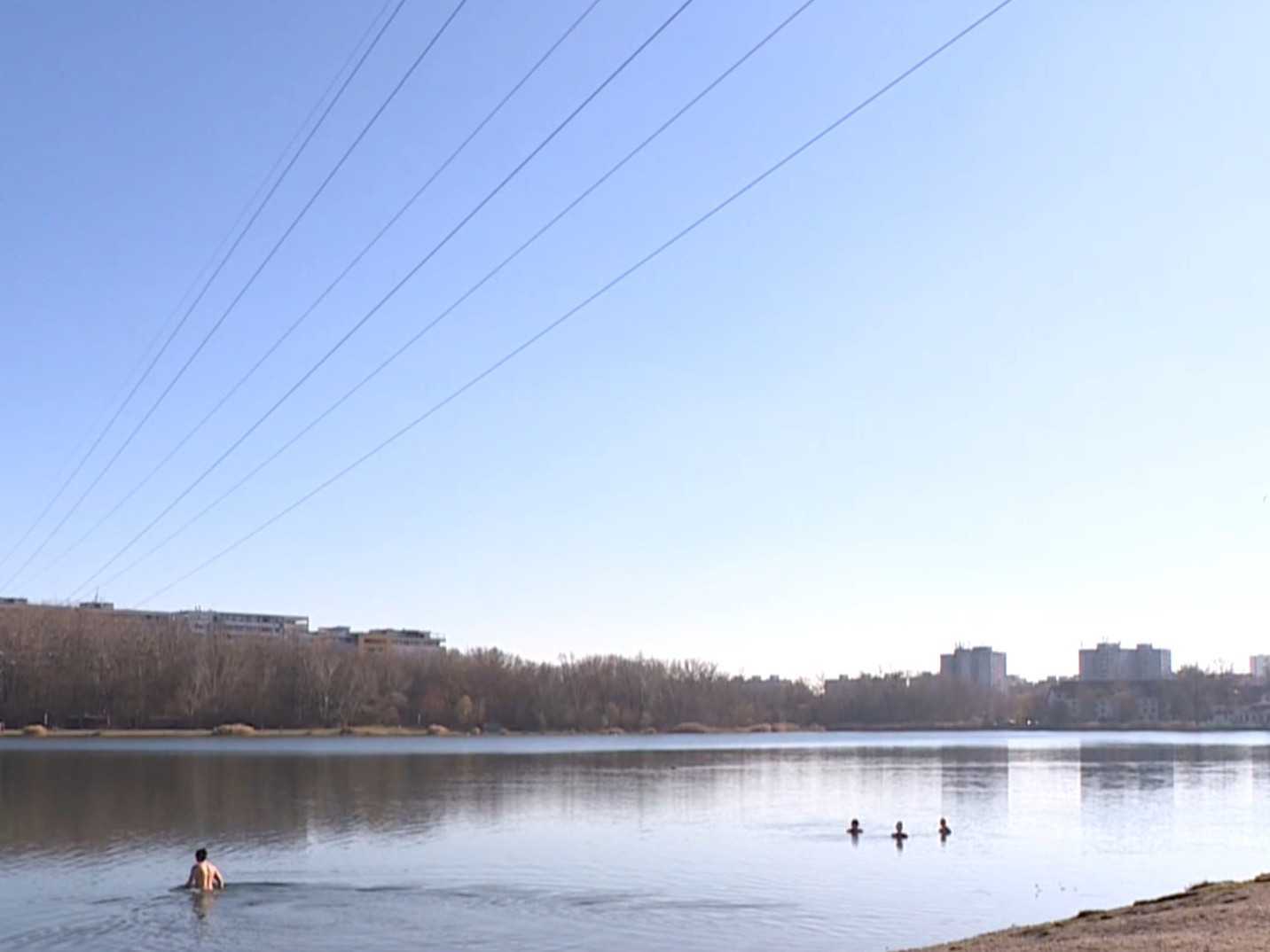 Ponad jazero Draždiak v bratislavskej Petržalke vedú drôty vysokého napätia.