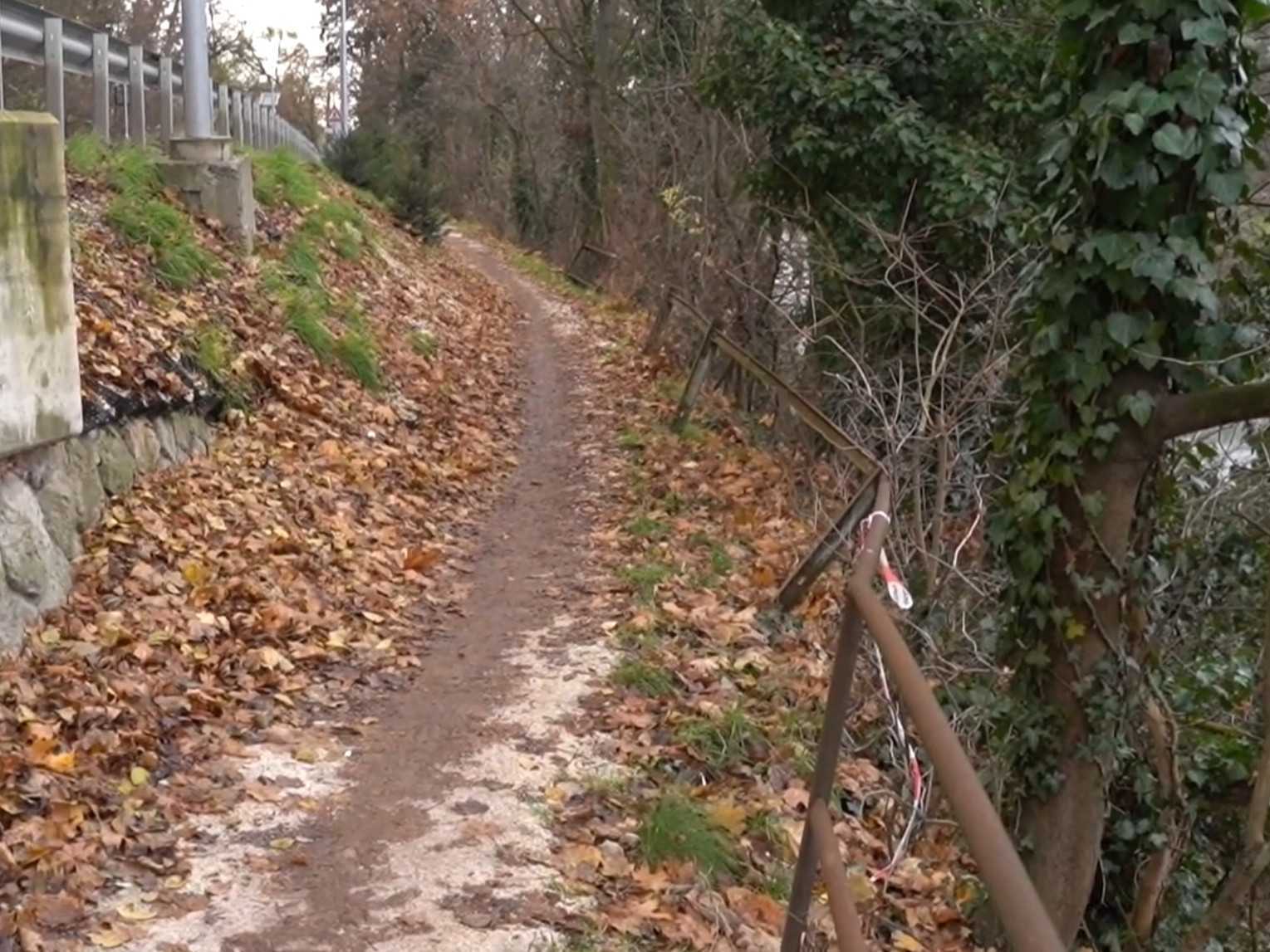 Stav chodníka sa zhoršil po rekonštrukcii hlavnej cesty.