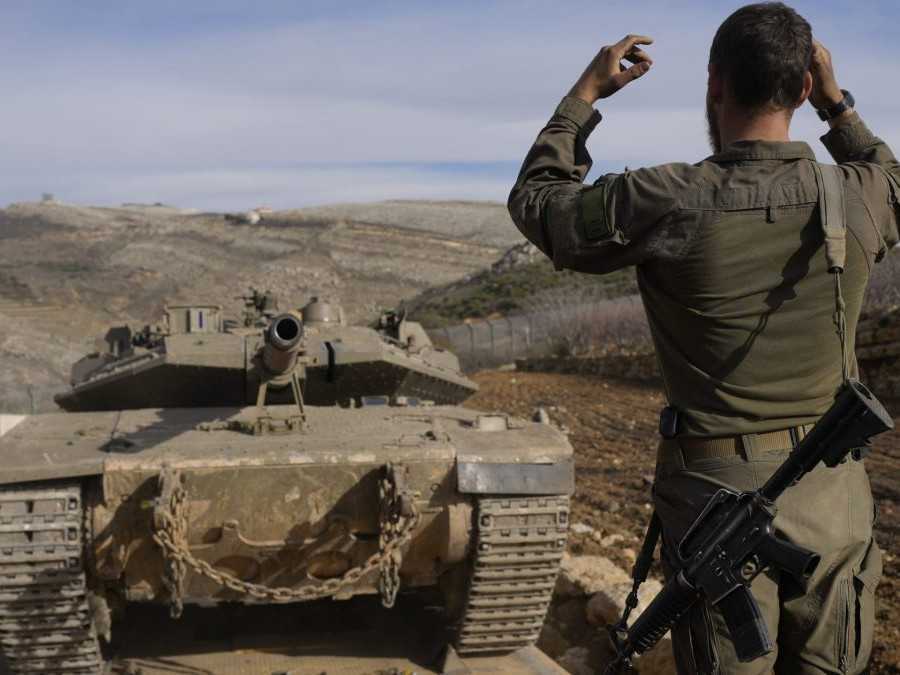 Izraelský vojak nakladá tank pri bezpečnostnom plote v blízkosti takzvanej línie Alfa.