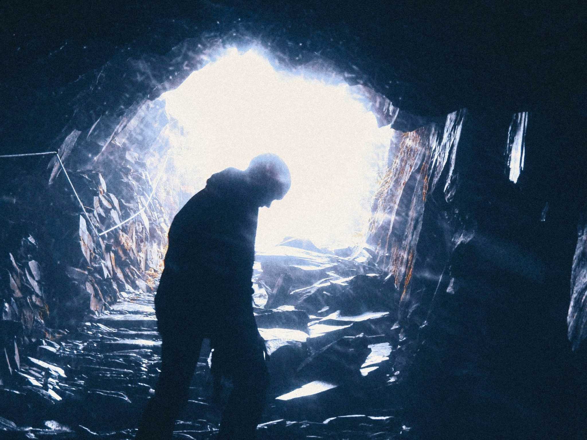 Talianska jaskynná výskumníčka uviazla stovky metrov pod zemou.