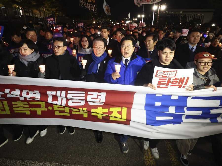 Členovia Demokratickej strany počas zhromaždenia proti prezidentovi Jun Sok-jolovi v Soule.