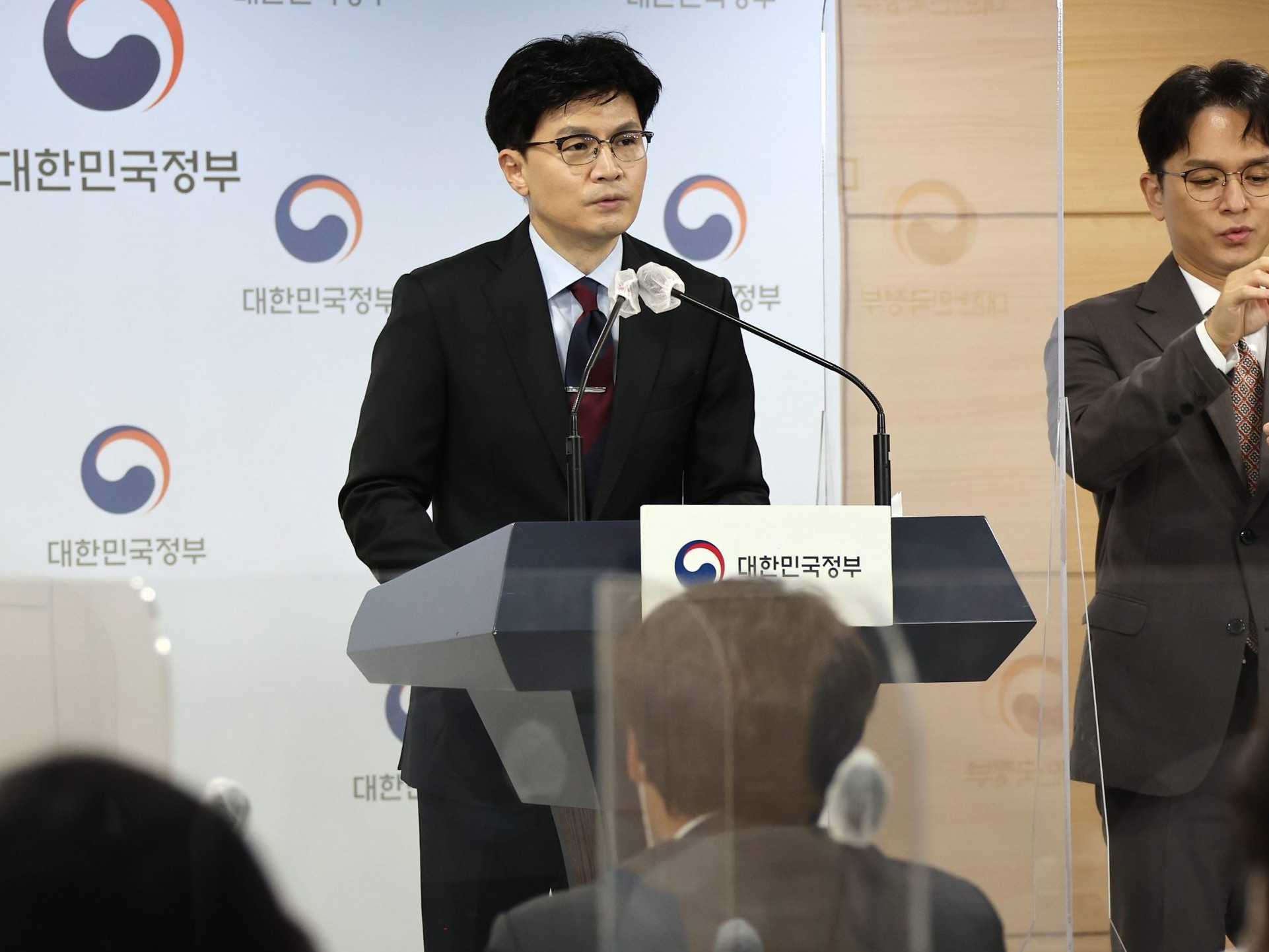 Na snímke predseda juhokórejskej vládnej strany Han Tong-hun.